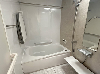 バスルームリフォーム 機能美あふれる、清潔で明るいバスルーム