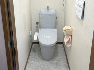 トイレリフォーム 床と便器の色合わせが美しい2箇所のトイレ