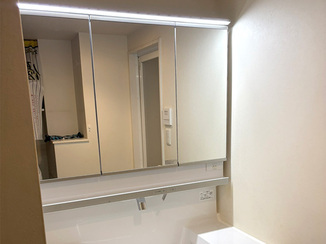 洗面リフォーム 収納力アップの洗面化粧台とお掃除ラクラクなトイレ