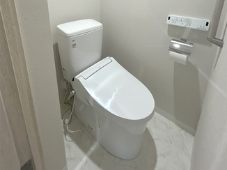 トイレリフォーム タイル張りからクロスへ。お手入れしやすく明るいレストルーム