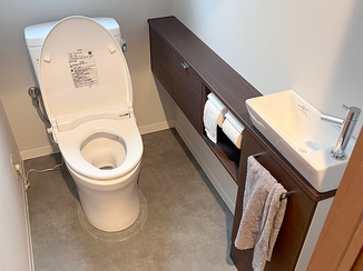 トイレリフォーム お掃除しやすく、すっきり片付くキャビネット付きレストルーム