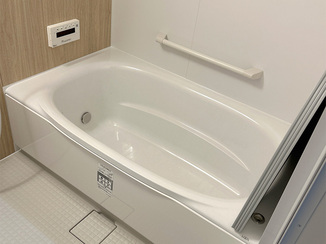 バスルームリフォーム 清掃性アップの浴室＆手すりで安心のトイレ＆冷気を防ぐ快適な内窓