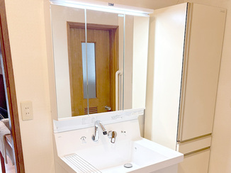 洗面リフォーム 白を基調とし、明るさが増した洗面所