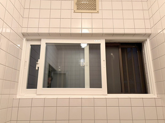 小工事 外気の影響を抑える、冬も快適な浴室内窓