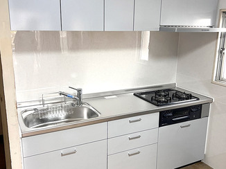 キッチンリフォーム 収納力と清掃性を高めた、明るく使いやすいキッチン