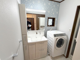 洗面リフォーム 収納力を高め、見た目もスッキリ整えた洗面所