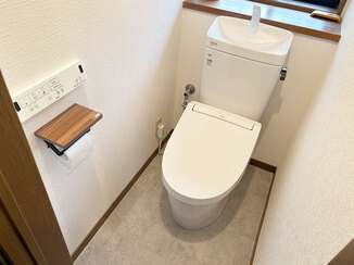 トイレリフォーム 清潔感が増し、明るくなったレストルーム