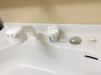 小工事 引き出しホースでお手入れしやすい洗面水栓